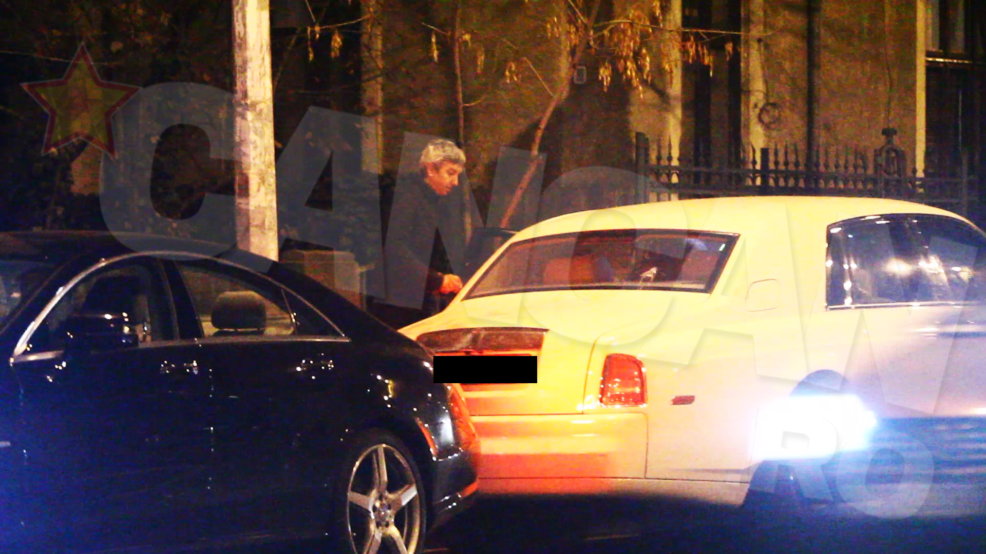 Ca un adevarat gentleman, Dan Diaconescu le-a deschis portiera sotiei si fiicei