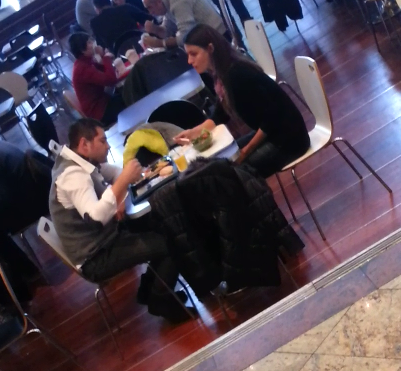 Lorena si Norris au iesit sa ia pranzul la zona de fast food a unui centru comercial