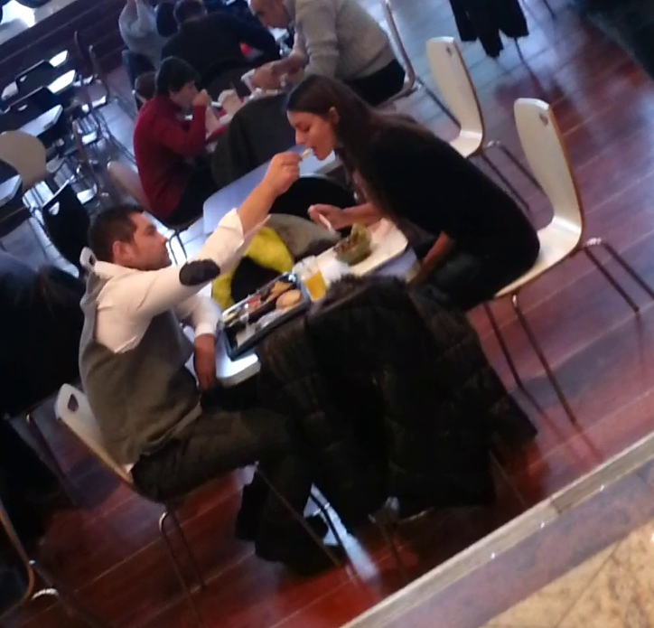 Pentru ca nu si-au luat acelasi fel de mancare, cei doi au inceput sa isi dea sa manance unul celuilalt