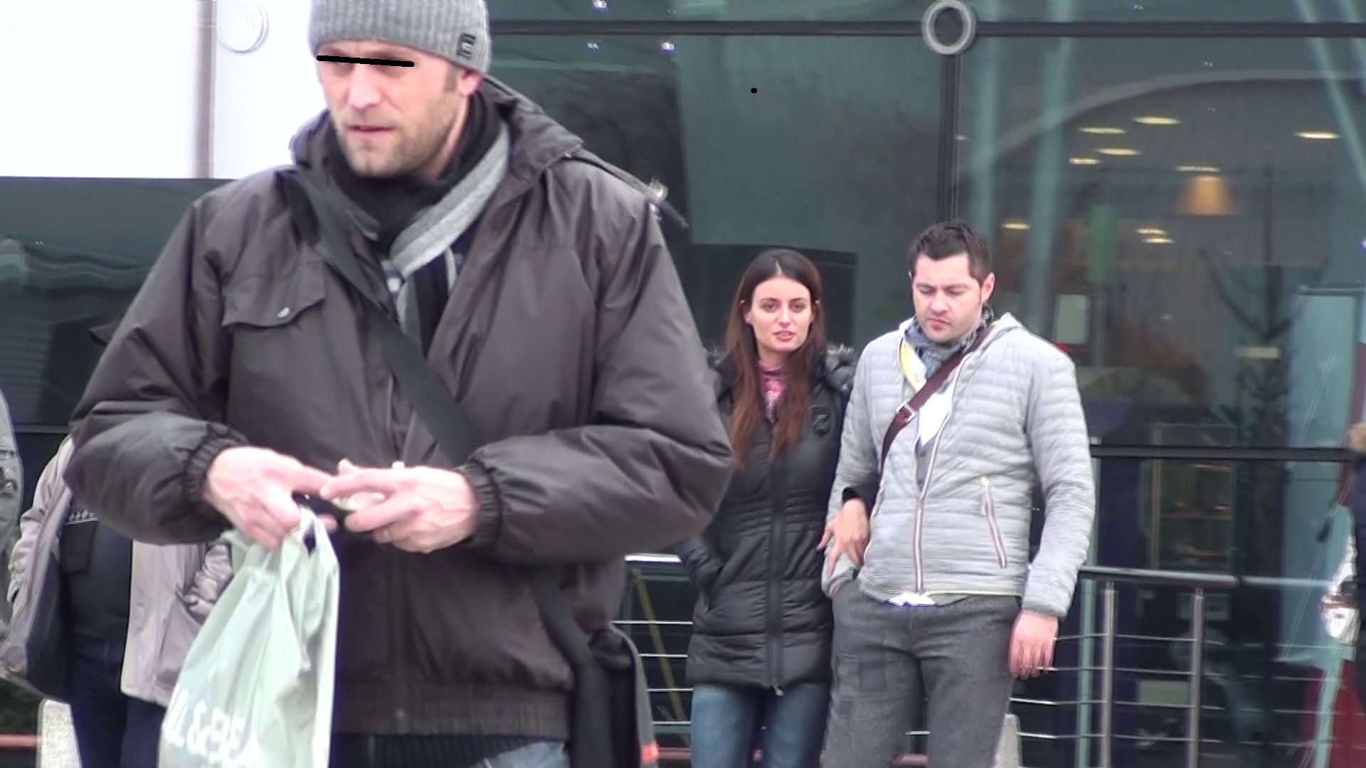 Dupa ce au terminat pranzul, cei doi amorezi pleaca linistiti spre casa