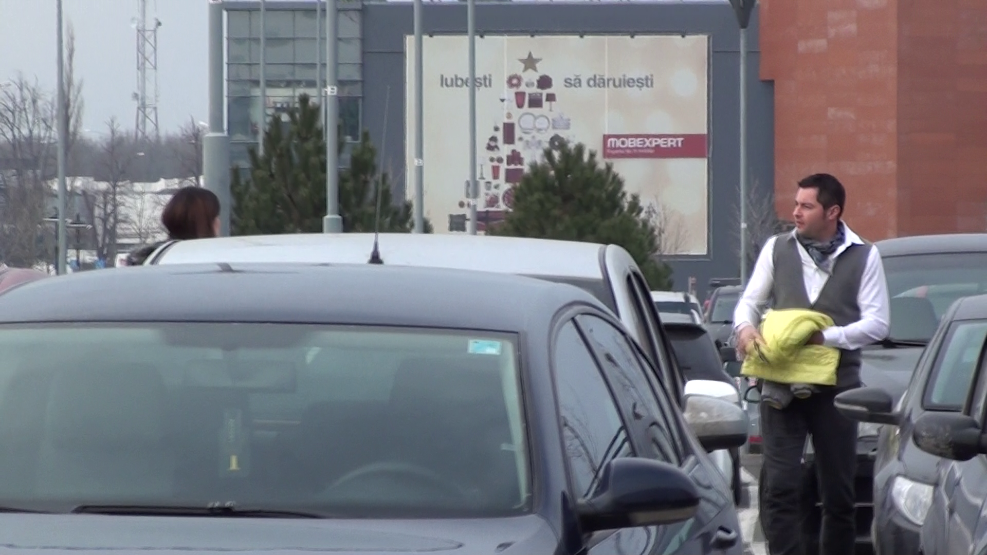 Inainte de a se urca in masina, fostul iubit al Corinei Danila isi scoate paltonul