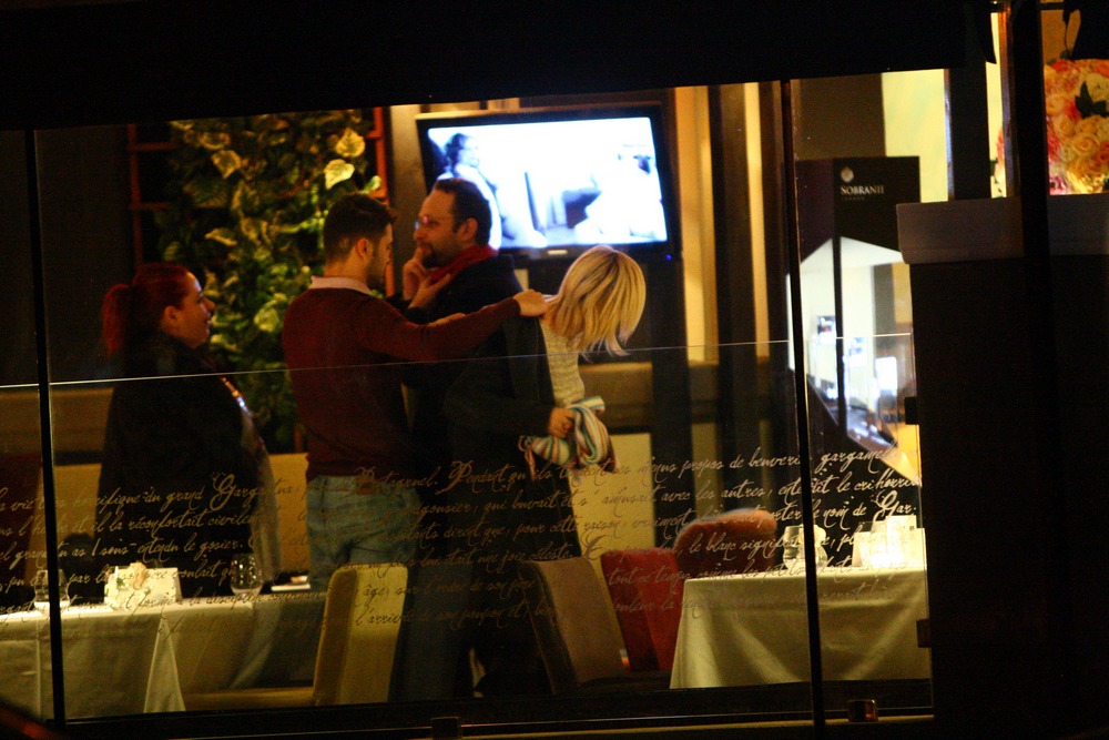 Marius, iubitul Oanei, a ajutat pe toata lumea de la masa sa se imbrace