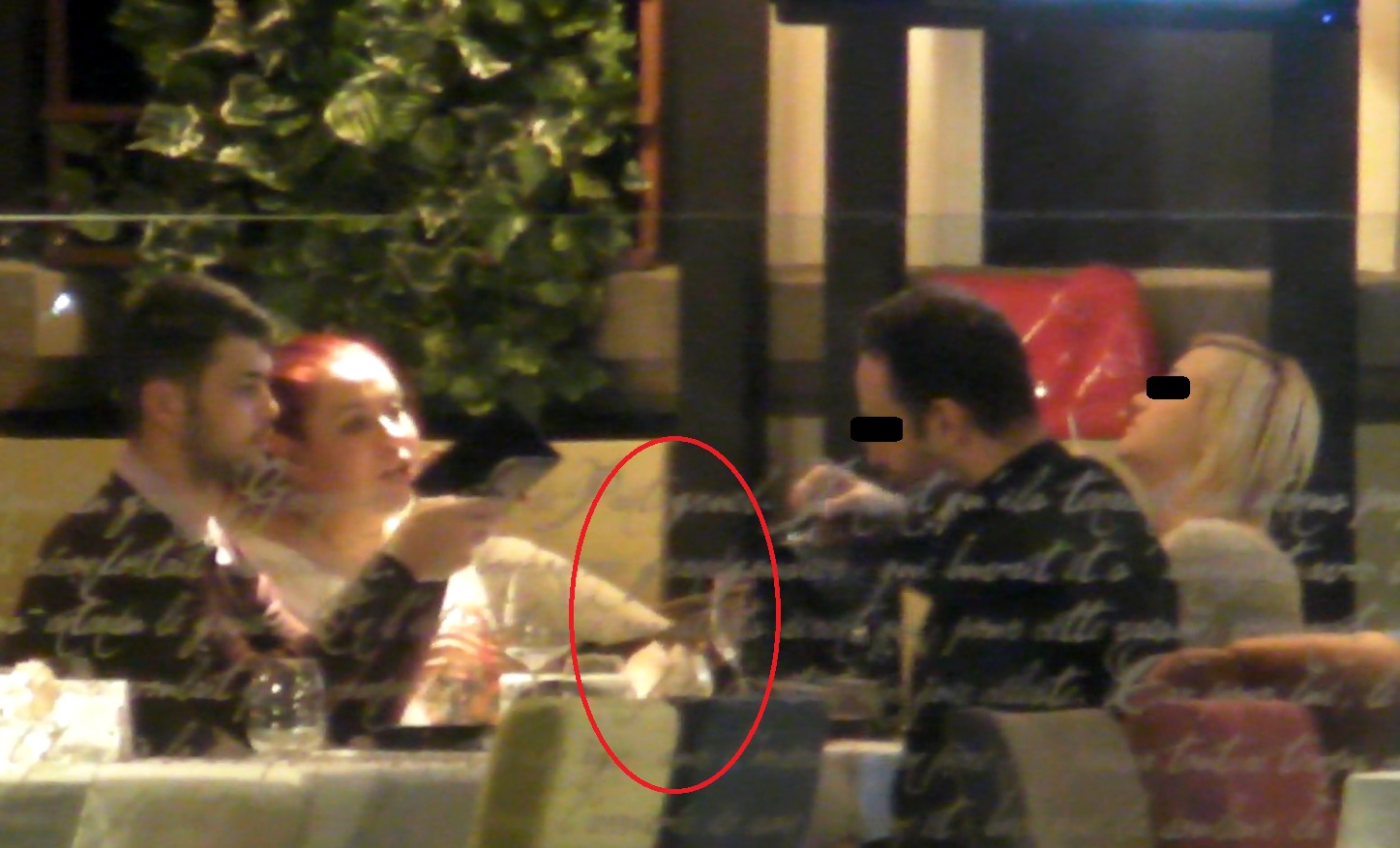 Cand a venit nota de plata, Marius s-a uitat la ea, dar Oana baga mana adanc in geanta dupa portofel