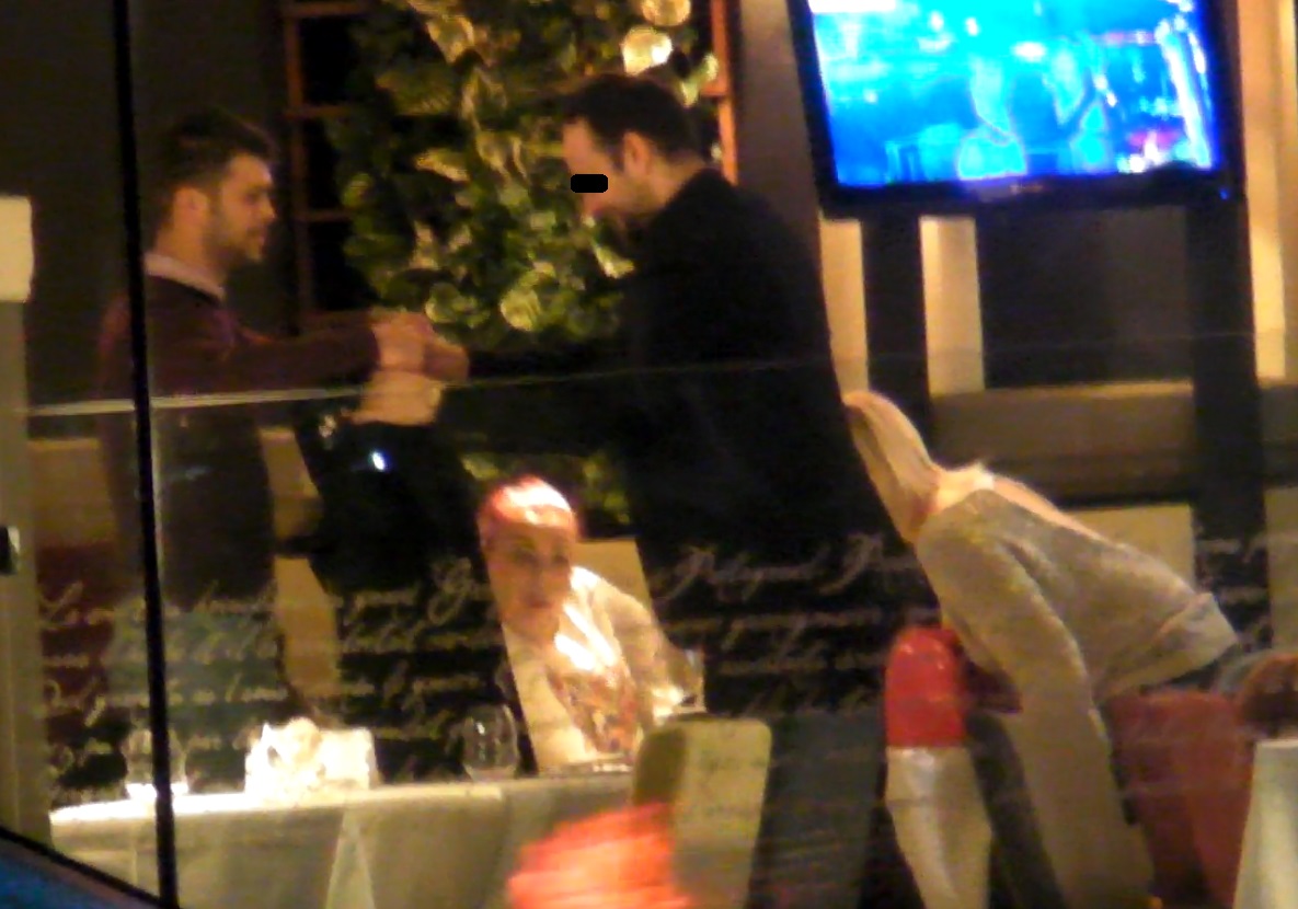 Dupa ce a adus hainele, jumatatea Oanei Roman, s-a apucat sa ajute pe toata lumea sa se imbrace, chair si pe celalalt barbat aflat la masa