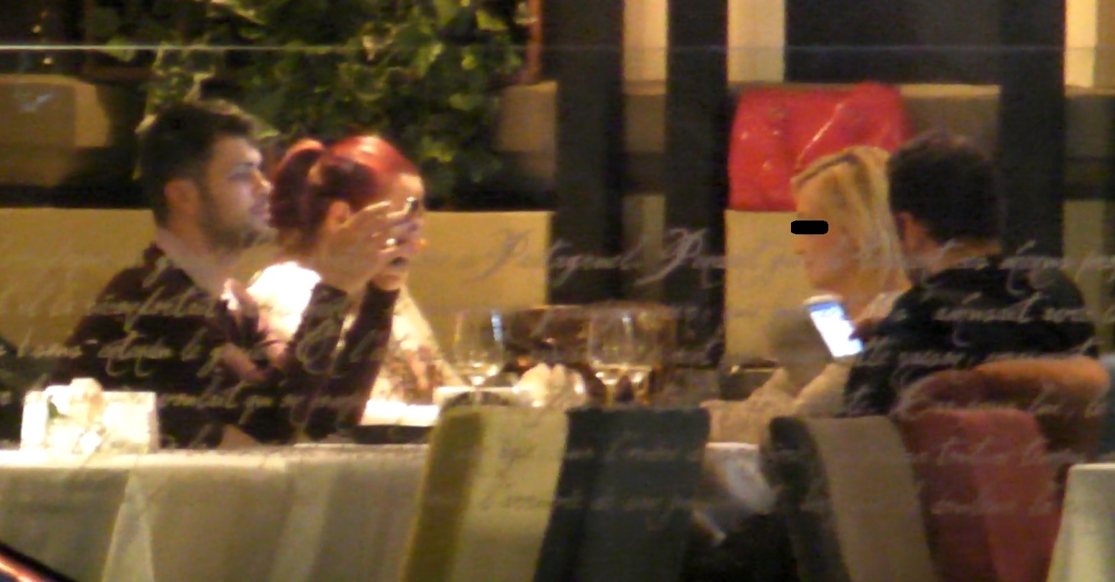 Marius butoneaza telefonul in timp ce iubita sa vorbea