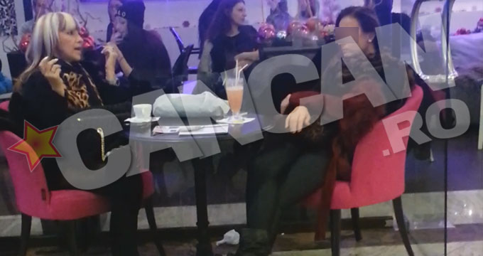 Mihaela a iesit la mall cu o prietena si, la o cafea, a gesticulat minute bune, povestindu-i ceva