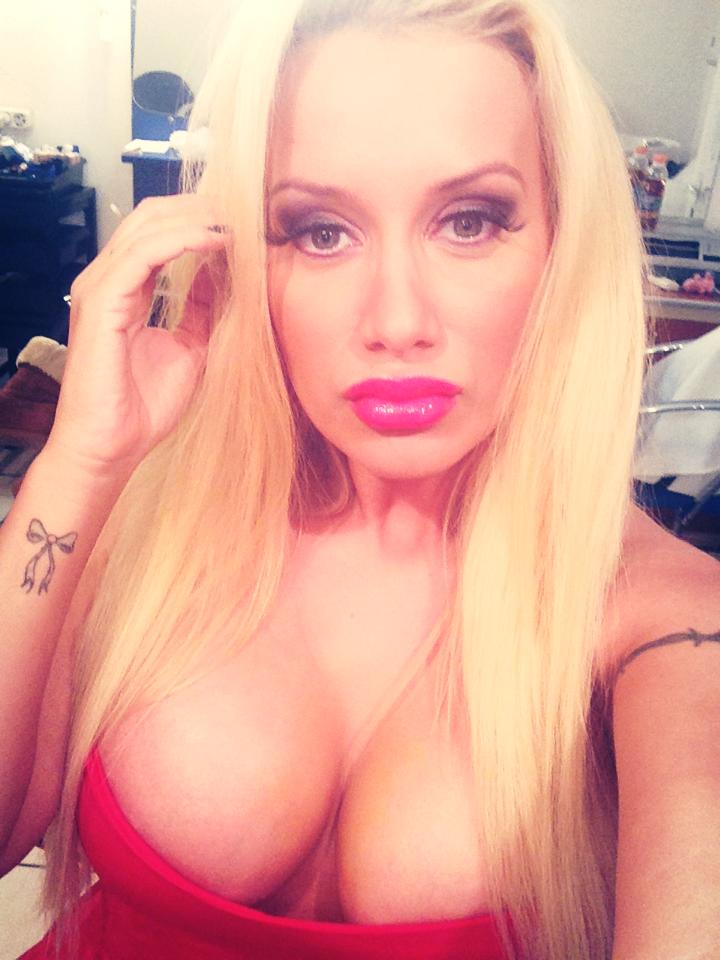 Simona si-a operat sanii, saptamana trecuta, dar nici macar asta nu o bucura suficient