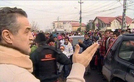 Anul trecut, 800 de colindatori s-au strans in fata casei lui Gigi Becali