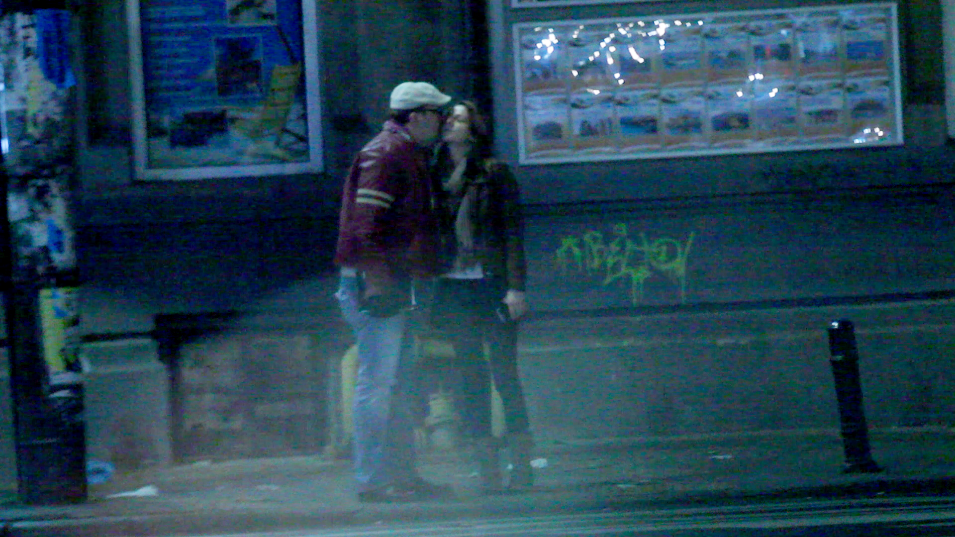 In timp ce asteptau ca masinile sa ii lase sa traverseze cei doi se saruta