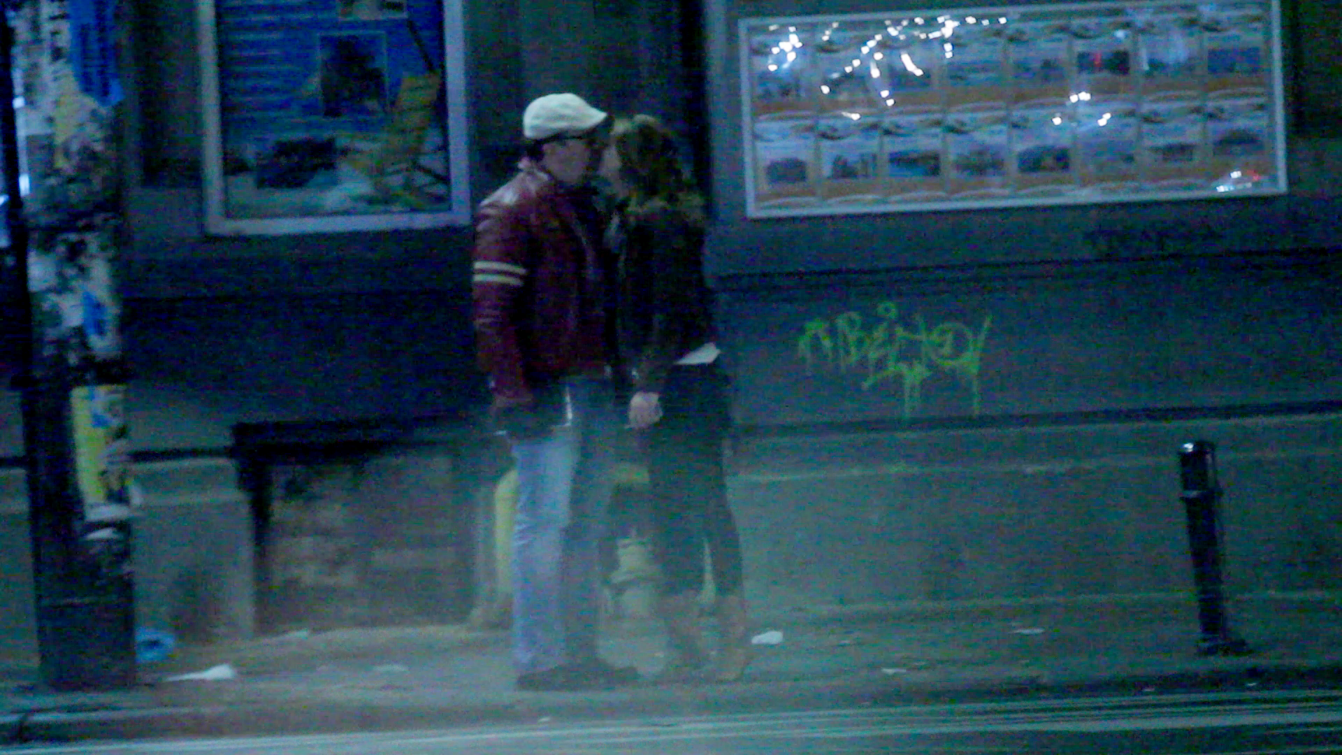 Tanara este cea care insista sa-l sarute pe artist