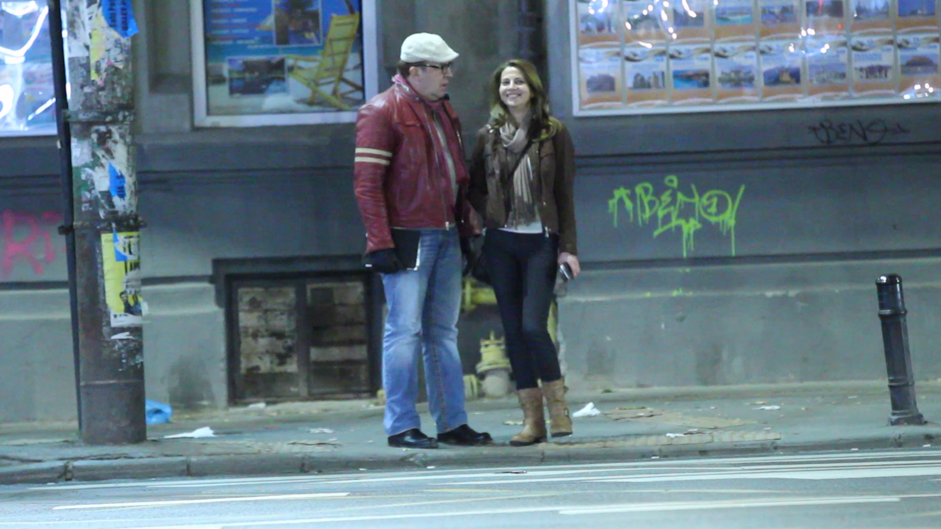 In timp ce barbatul pare mai degraba obosit, fata este toata un zambet