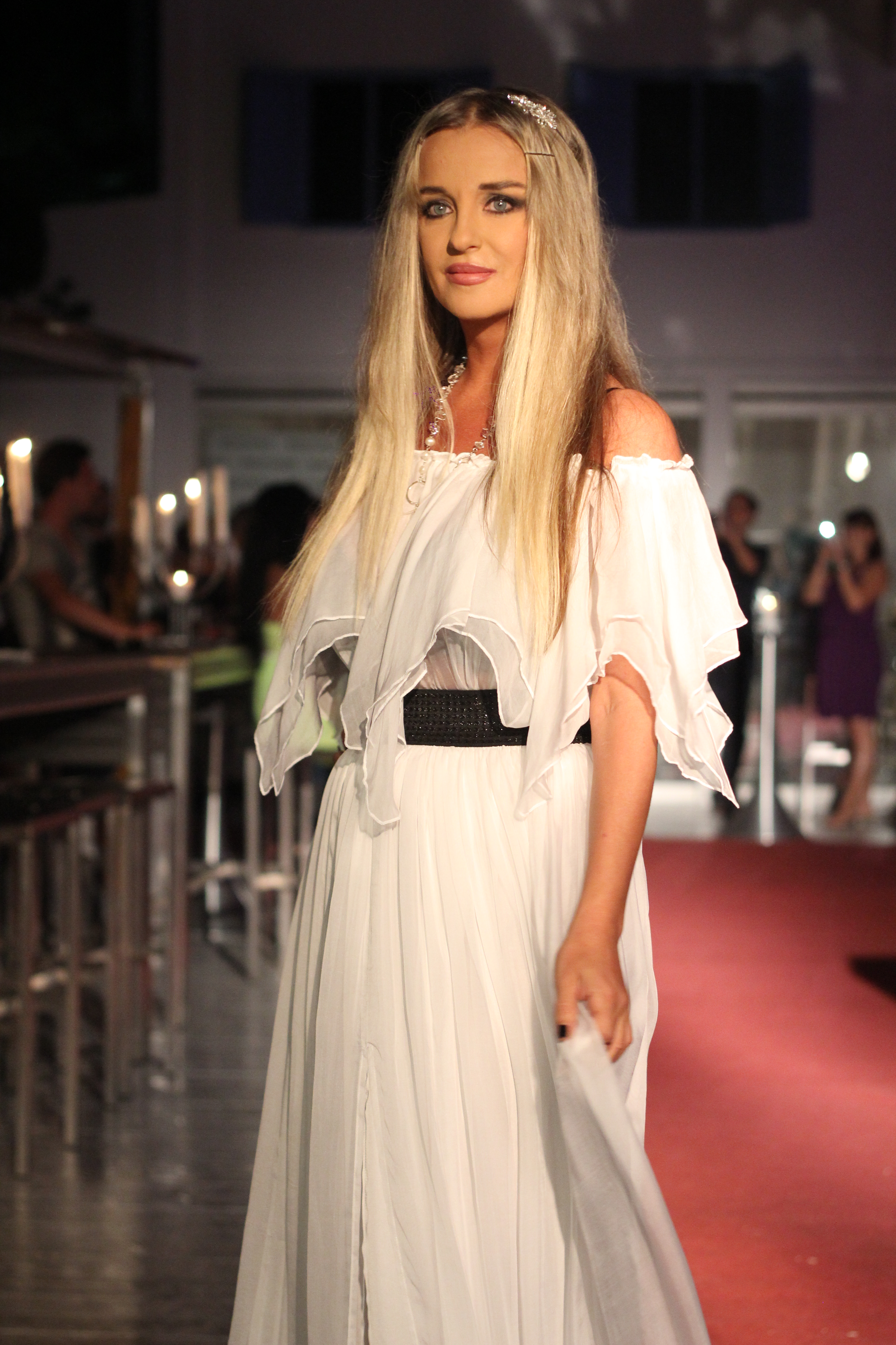 Tania Budi nu gateste, dar isi ajuta mama in bucatarie