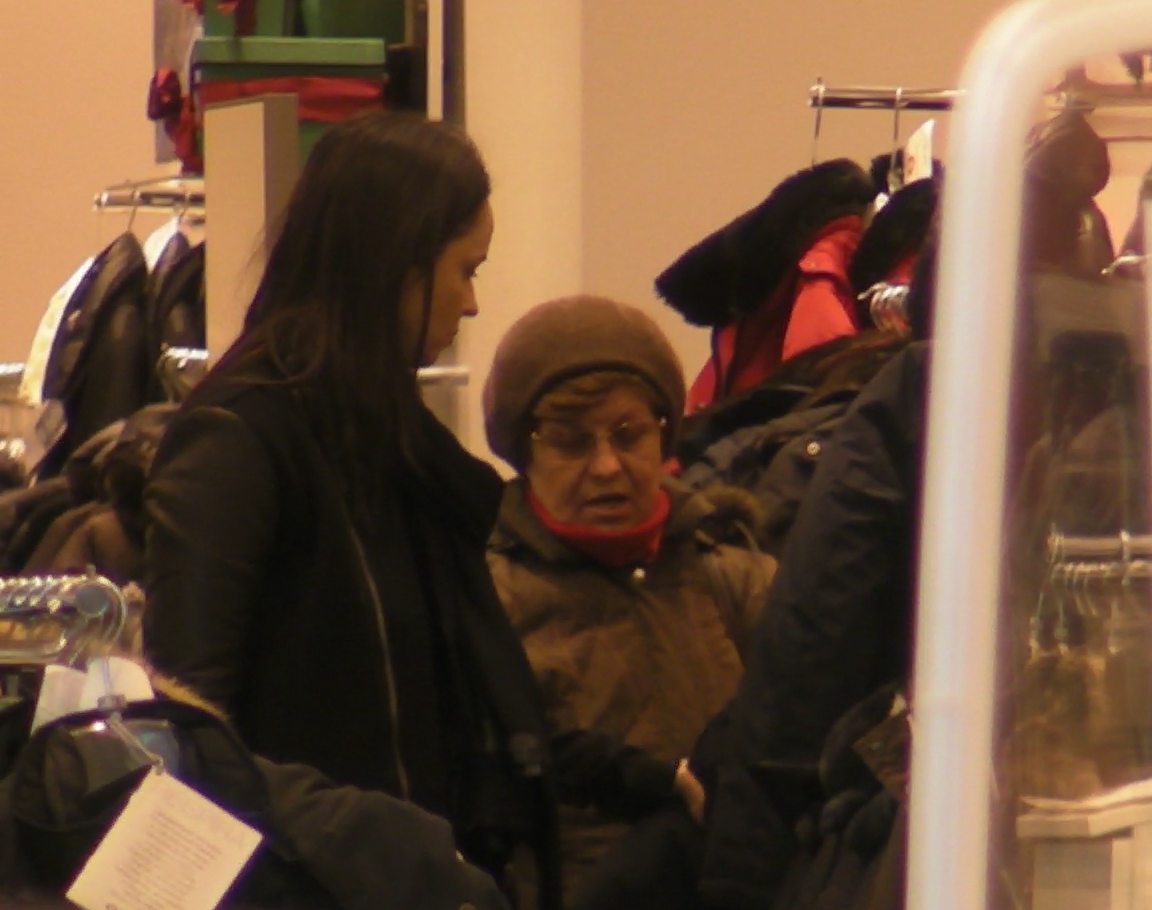 Andreea a ajutat bona fetitei sa isi aleaga o geaca potrivita.