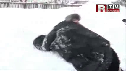 Gigi si-a intins blana pe zapada si s-a invelit cu ea