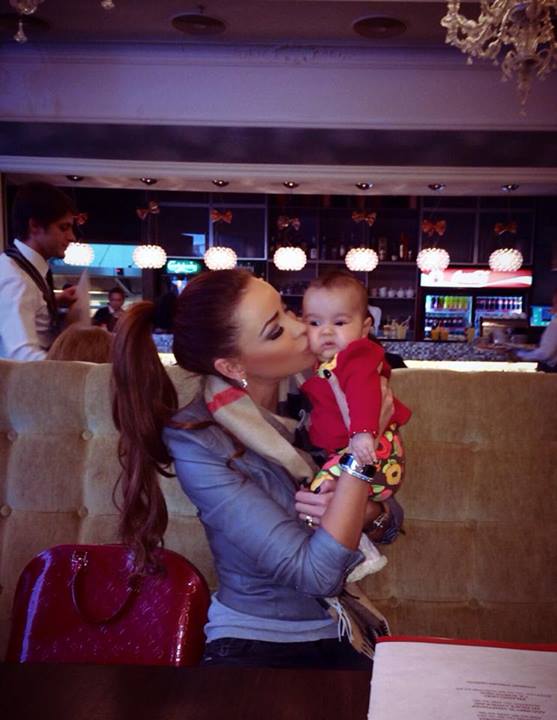 bianca slav cu bebelus in brate