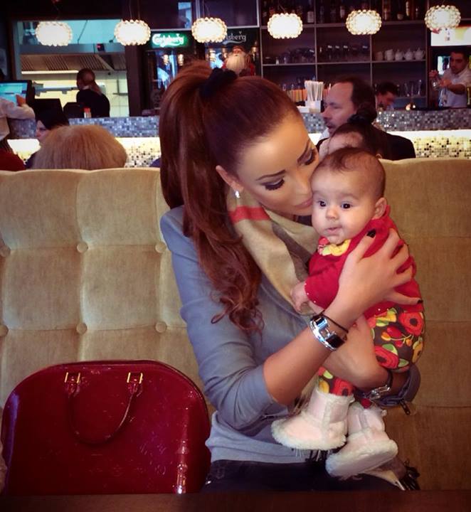 bianca slav cu bebelus in brate