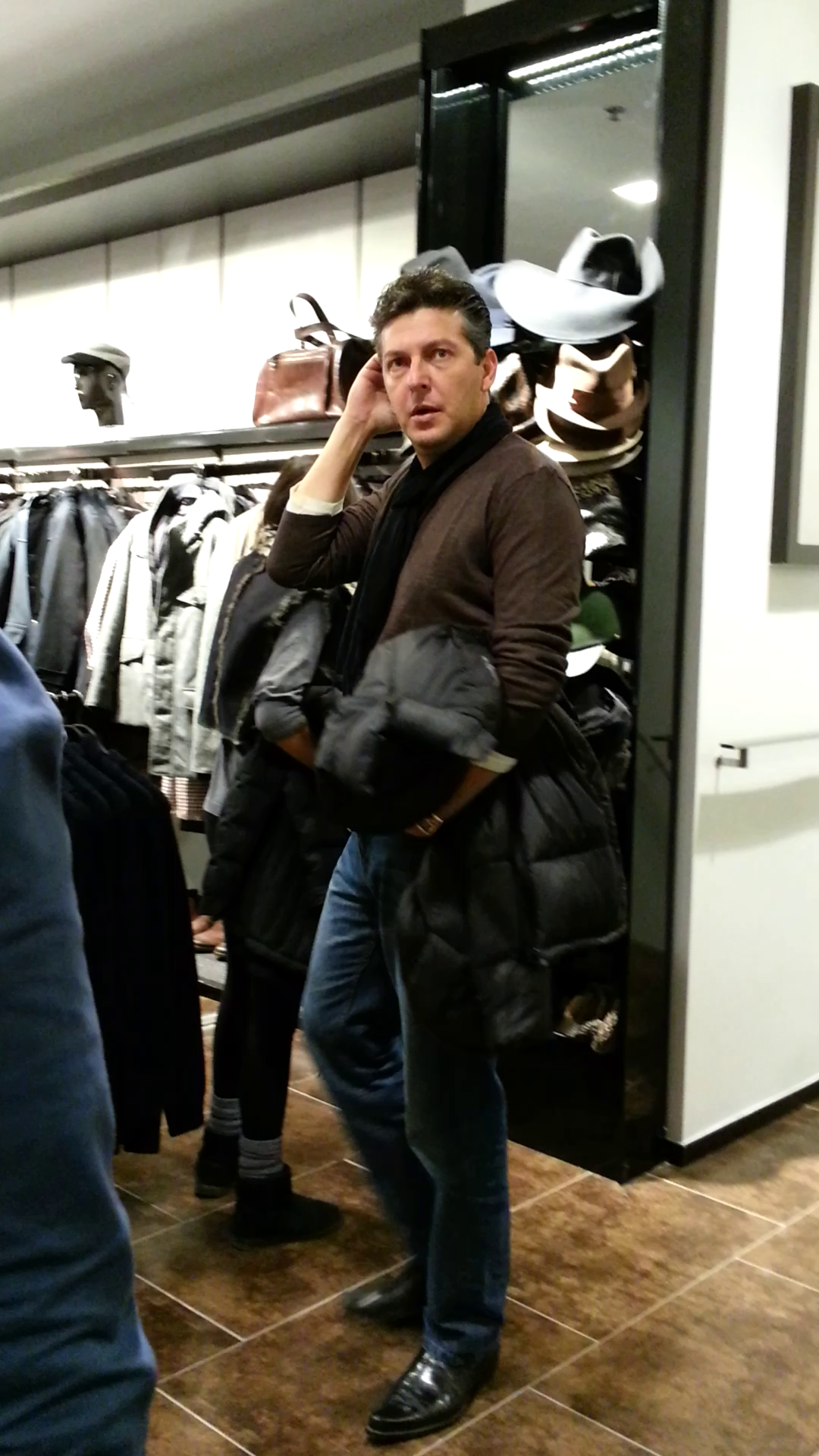 Iosefini a incercat sa ii sugereze tinerei cateva modele de palarii