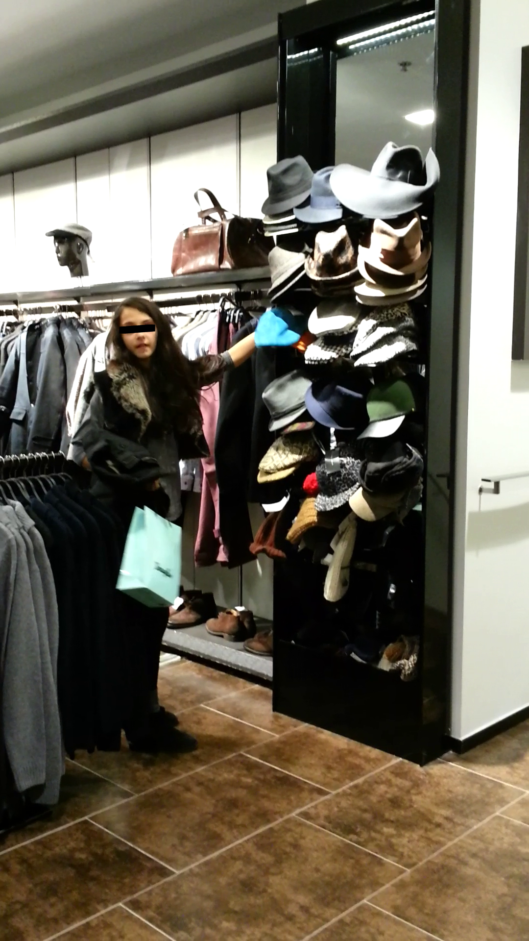 Fata s-a uitat la palarii, insa nu i-a placut niciuna