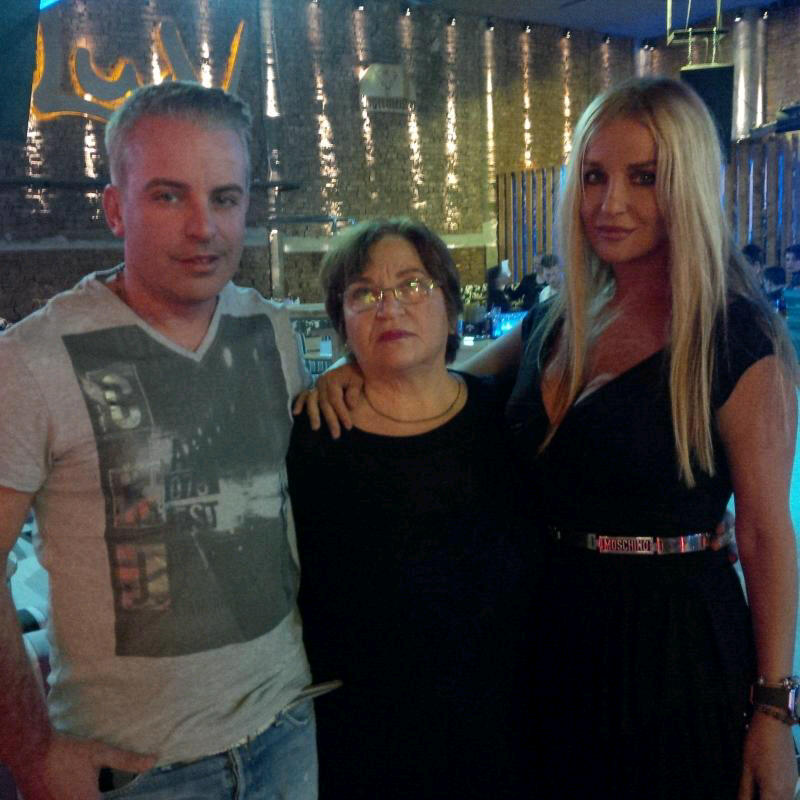 Tania isi iubeste enorm fratele si mama