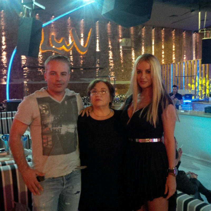 Tania a adus-o pe mama ei la club si, impreuna, au stat pana dimineata