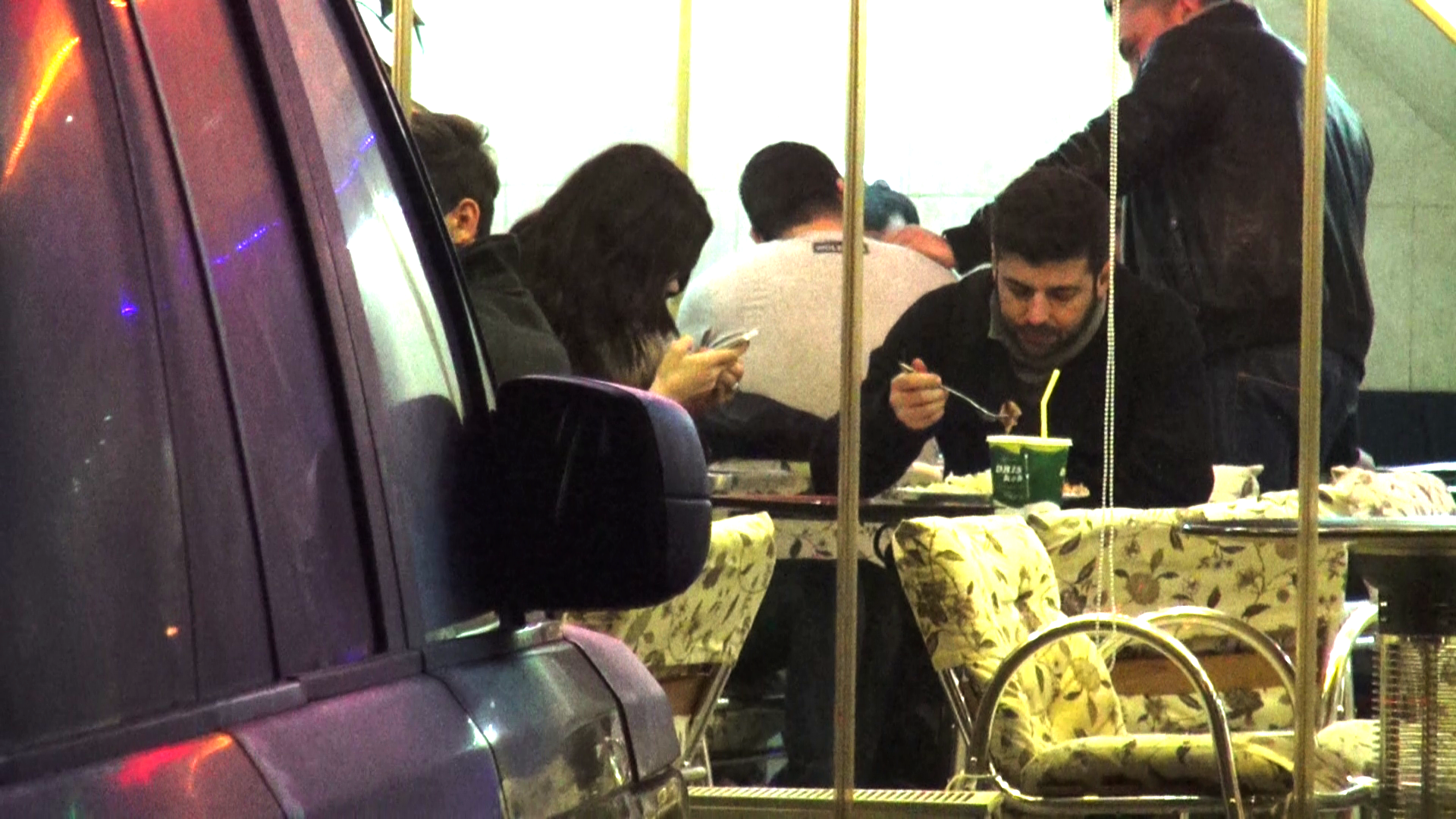 Dupa ce a terminat de mancat ce avea in farfurie, Dihel a trecut la cea a iubitei sale