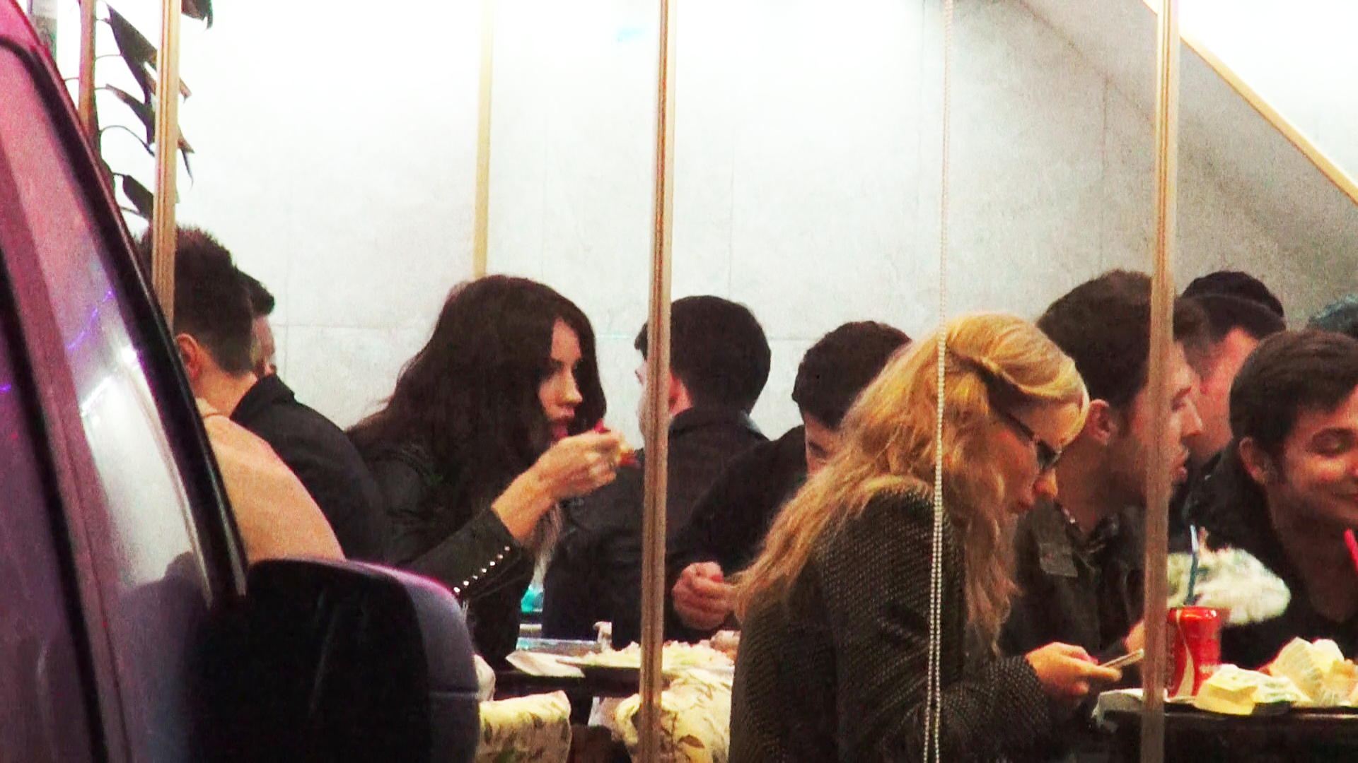 Rapunsi de foame cei doi s-au oprit la cel mai apropiat fast food