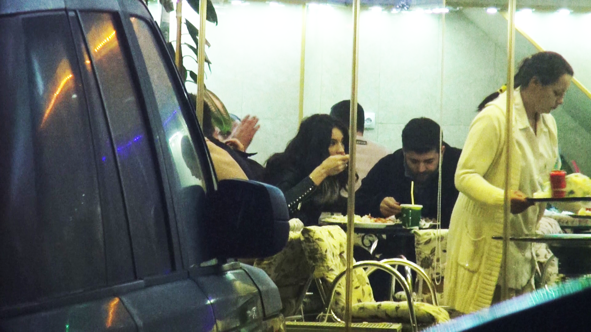 Geanina si Mircea aproape ca nu-si vorbesc fiind preocupati de ceea ce aveau in farfurie