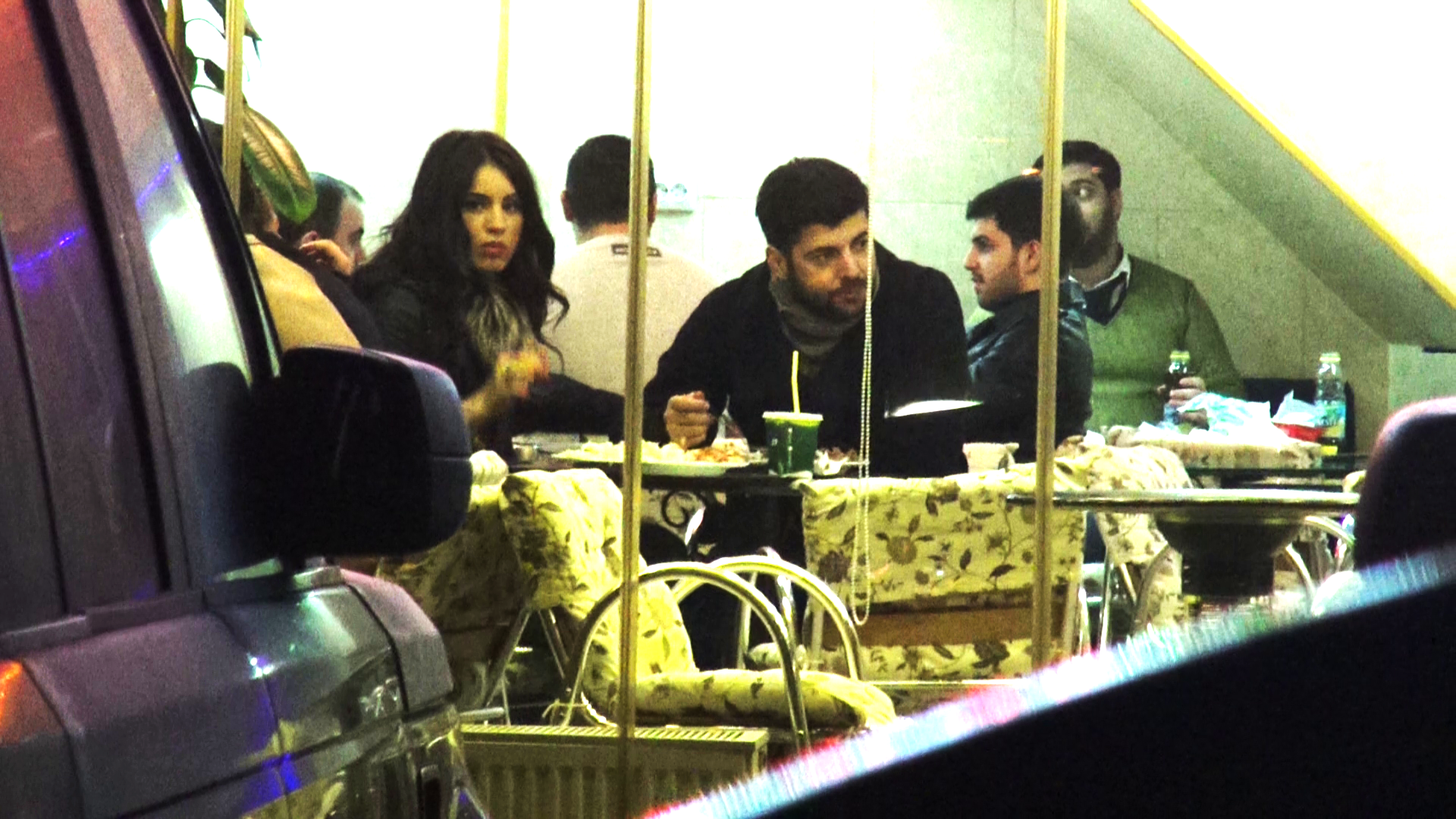 Dupa o seara de club, cei doi si-au potolit foame cu o shaorma