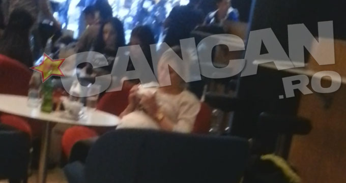 Cat timp Connect-R a dat autografe, sotia lui a butonat telefonul, la masa