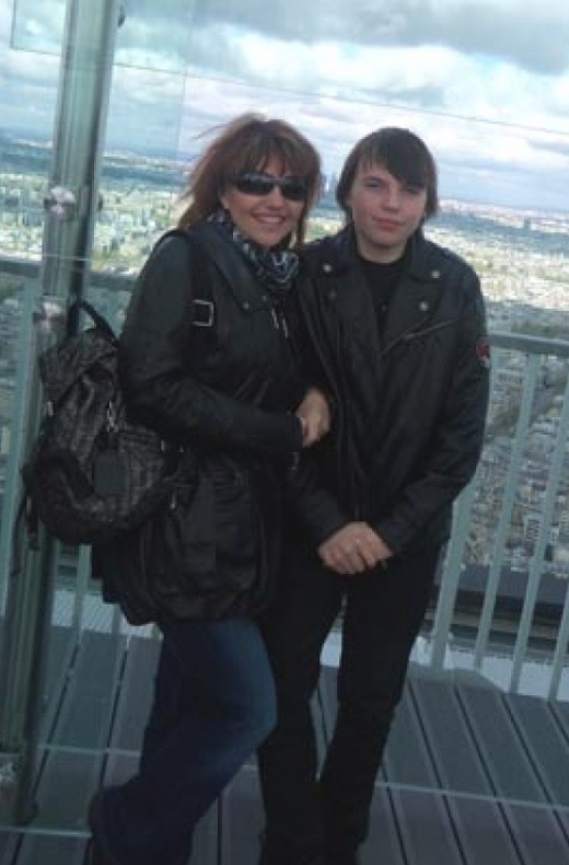 Marina, alaturi de fiul ei, Victoras, care este acum un adevarat adolescent