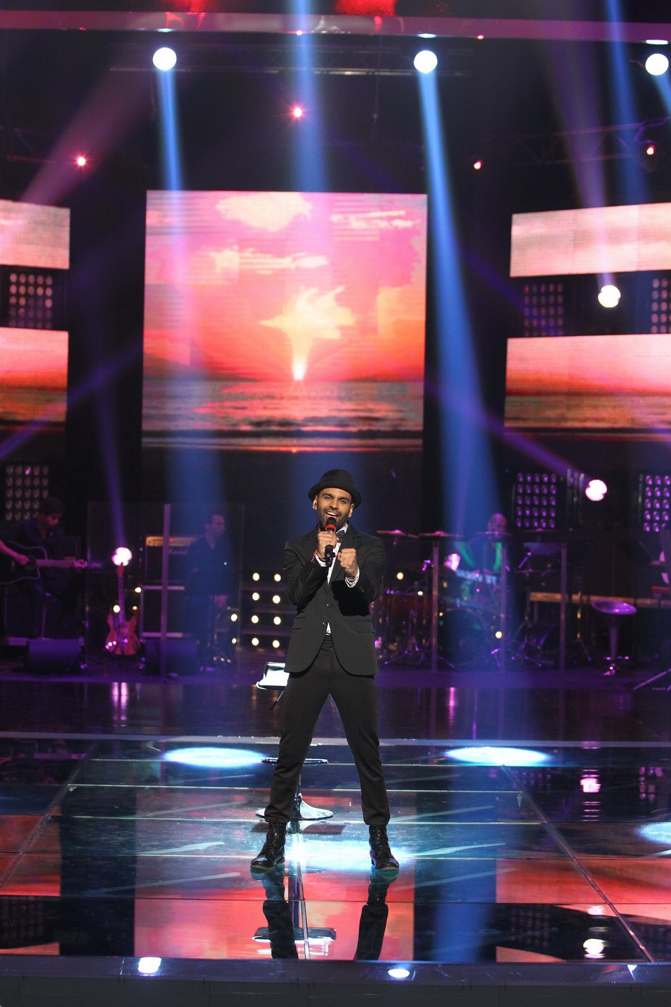 Muneer a devenit cunoscut atunci cand a urcat pe scena de la 