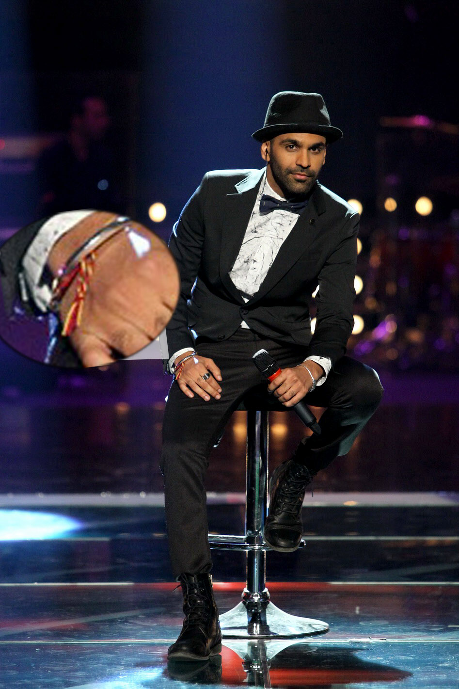 Muneer poarta cu mandrie bratara tricolora