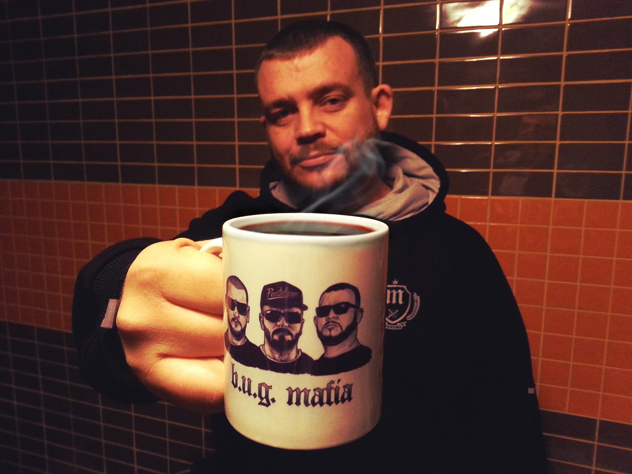 Tataee de la B.U.G. isi bea cafeaua din cana cu insemnele trupei