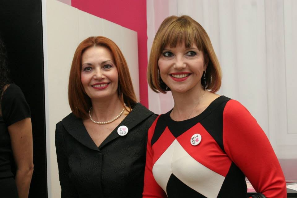 Marina Almasan, alaturi de patroana salonului de infrumusetare, Mariana Toma