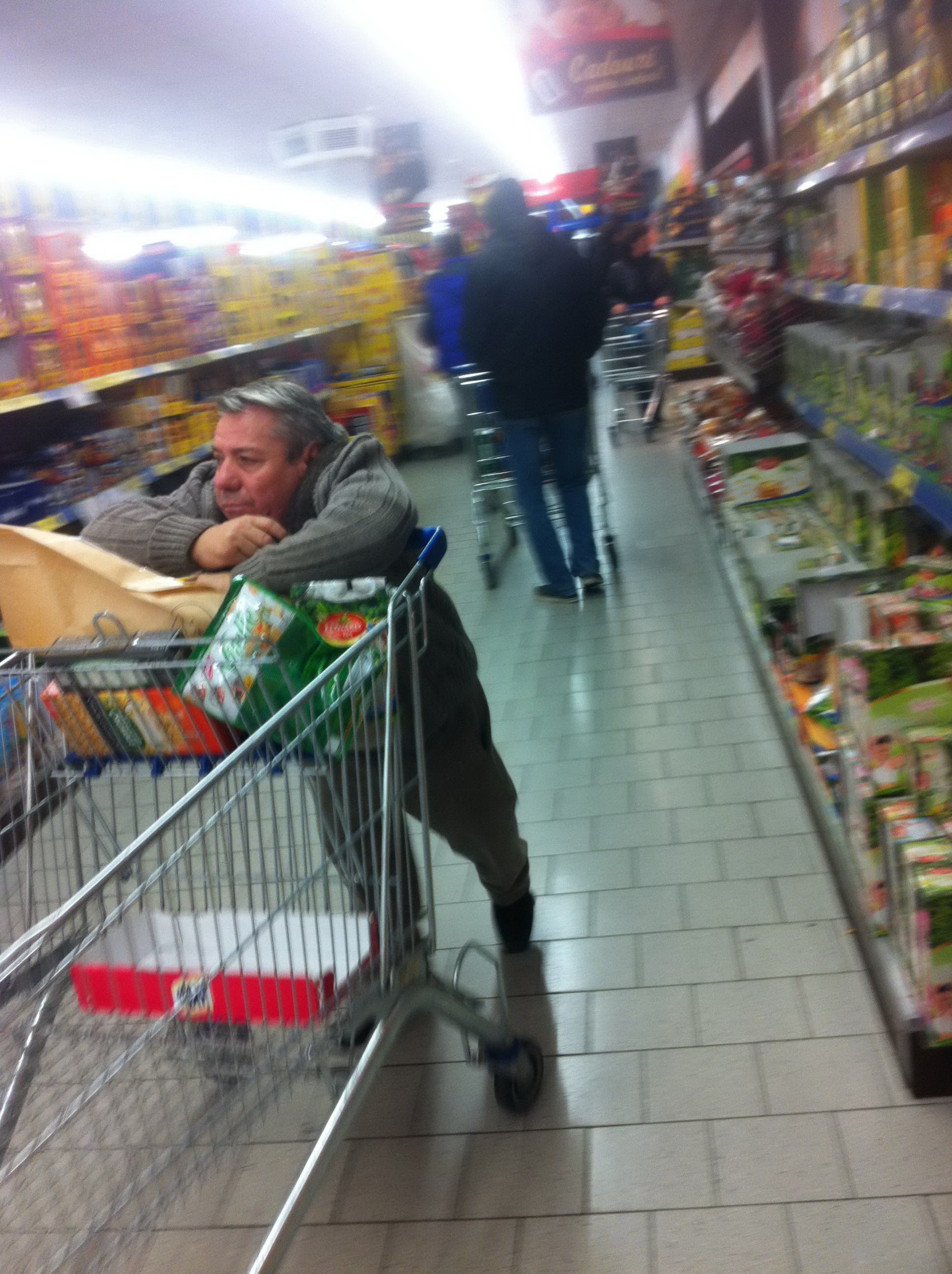 Desi caruciorul este destul de greu, Ion Paliu s-a descurcat de minune la cumparaturi si a fost mereu cu zambetul pe buze
