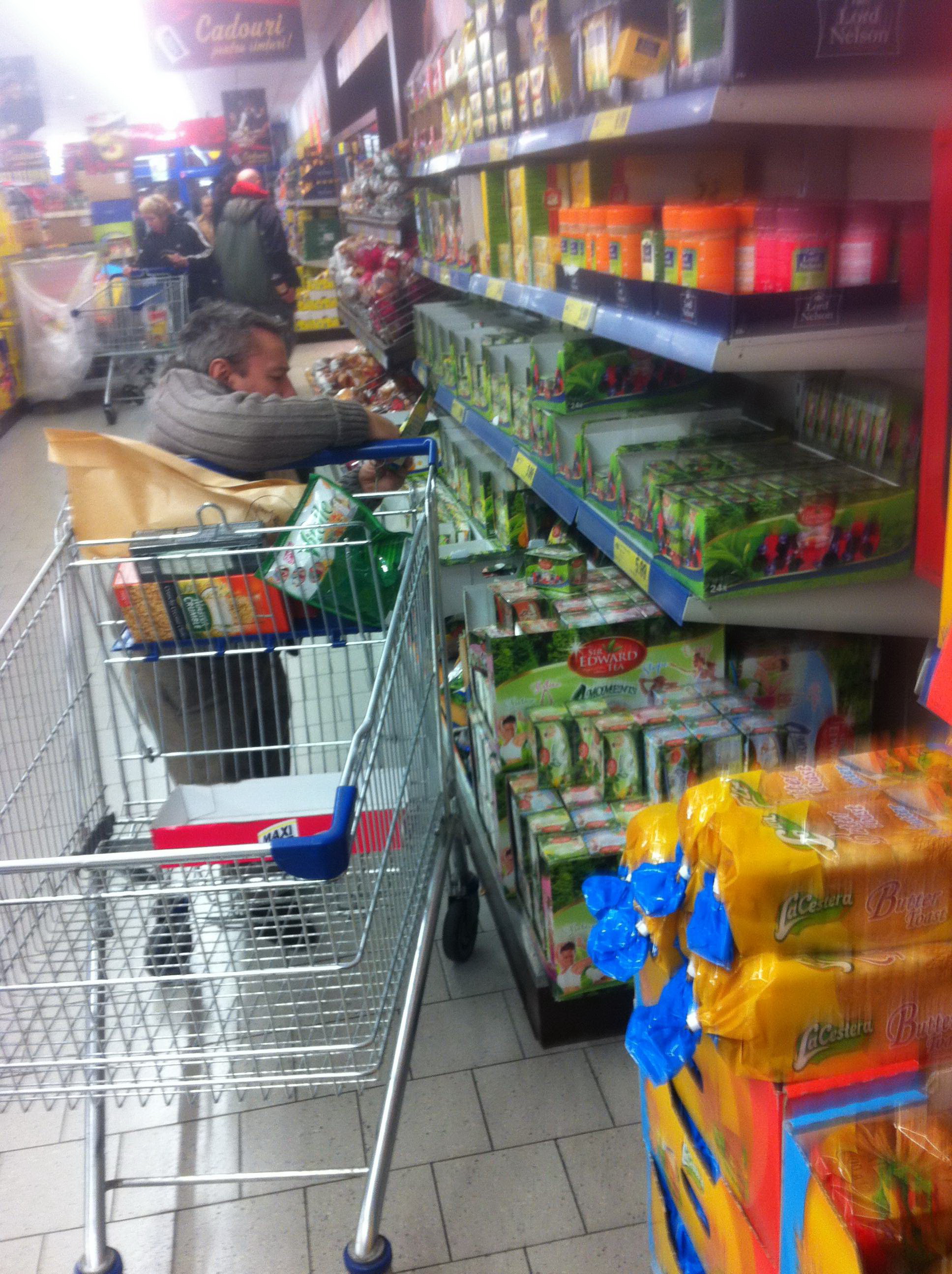 S-a oprit apoi la ceaiuri, unde a citit etichetele catorva cutii, pana a ales-o pe cea potrivita