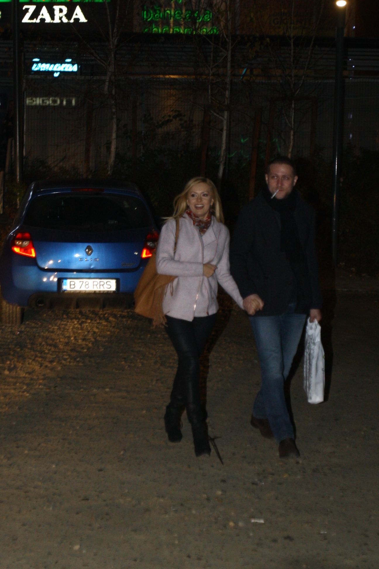 Cei doi ies de mana dintr-un centru comercial