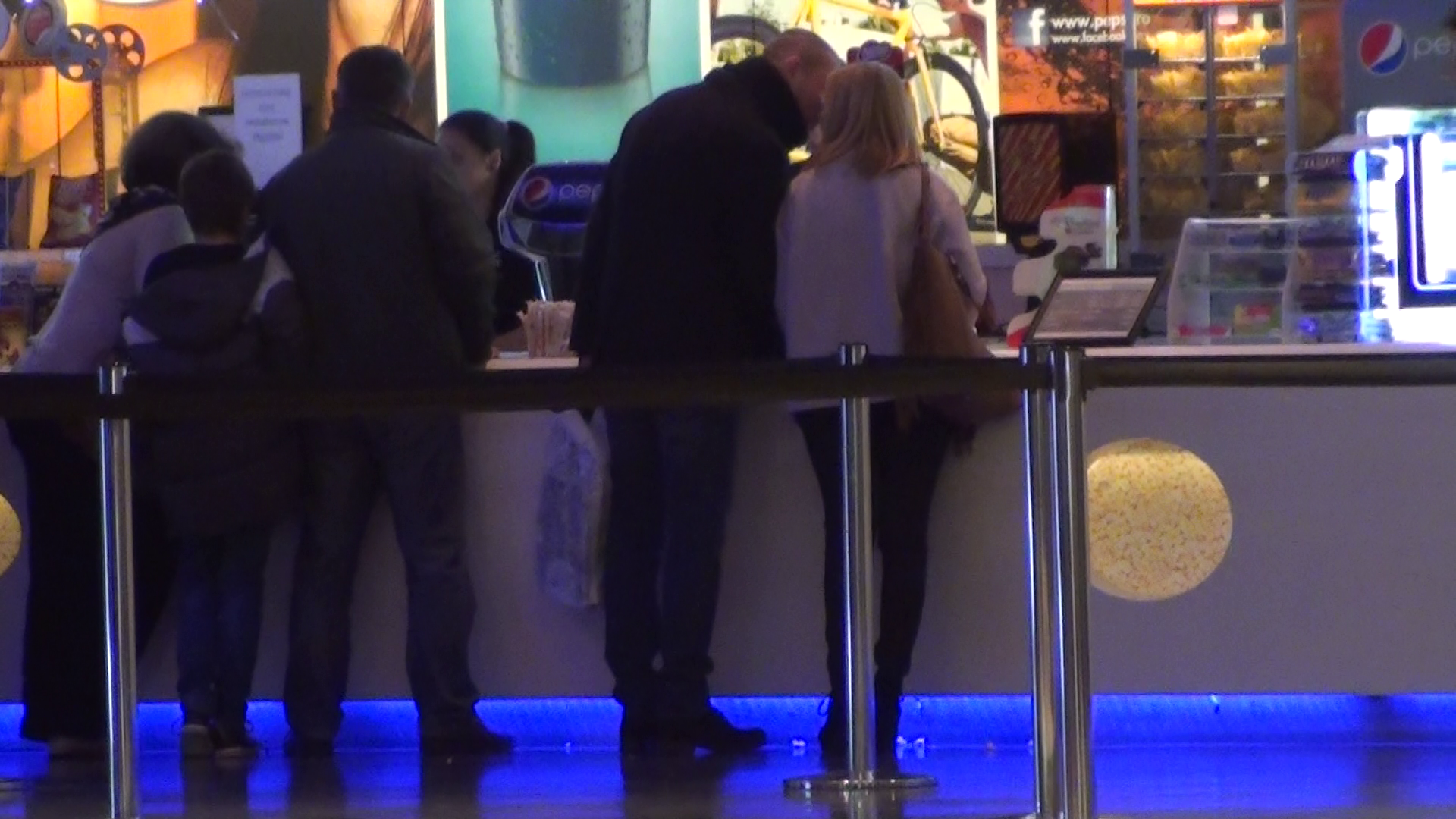 Razvan se apleaca si ii da un sarut scurt prezentatoarei tv