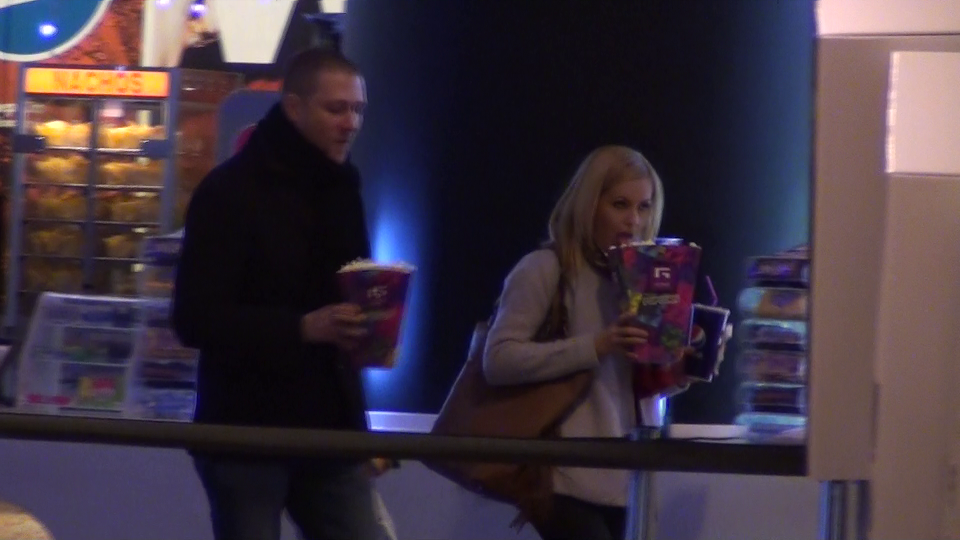 Dupa ce si-au luat popcorn, cei doi s-au indreptat spre sala de cinema