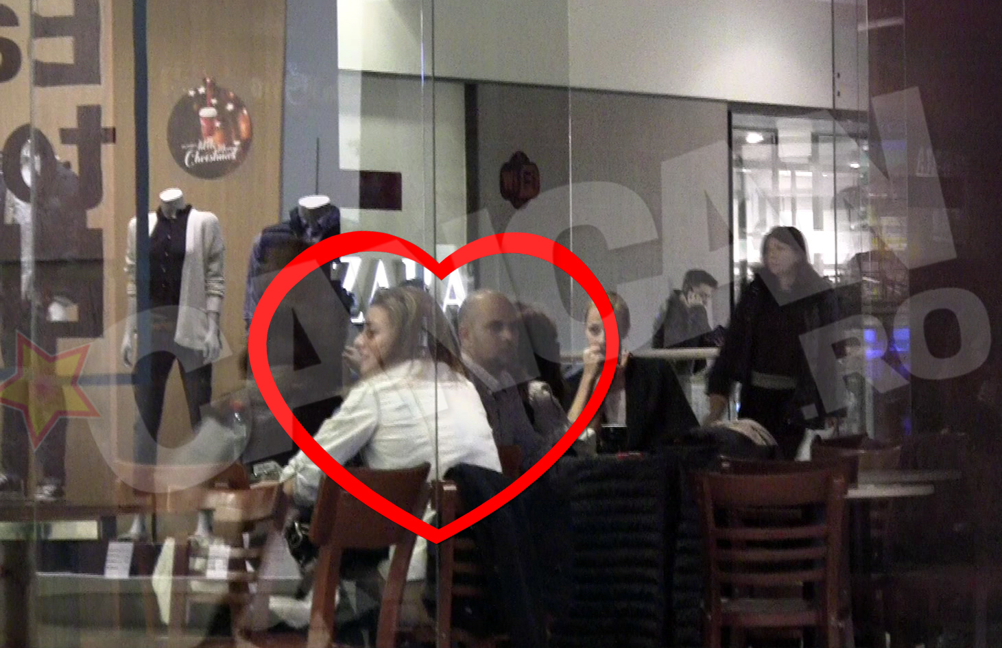 Selesi si sotia au petrecut cateva minute, alaturi de prietenii lor, la o cafea, in mall