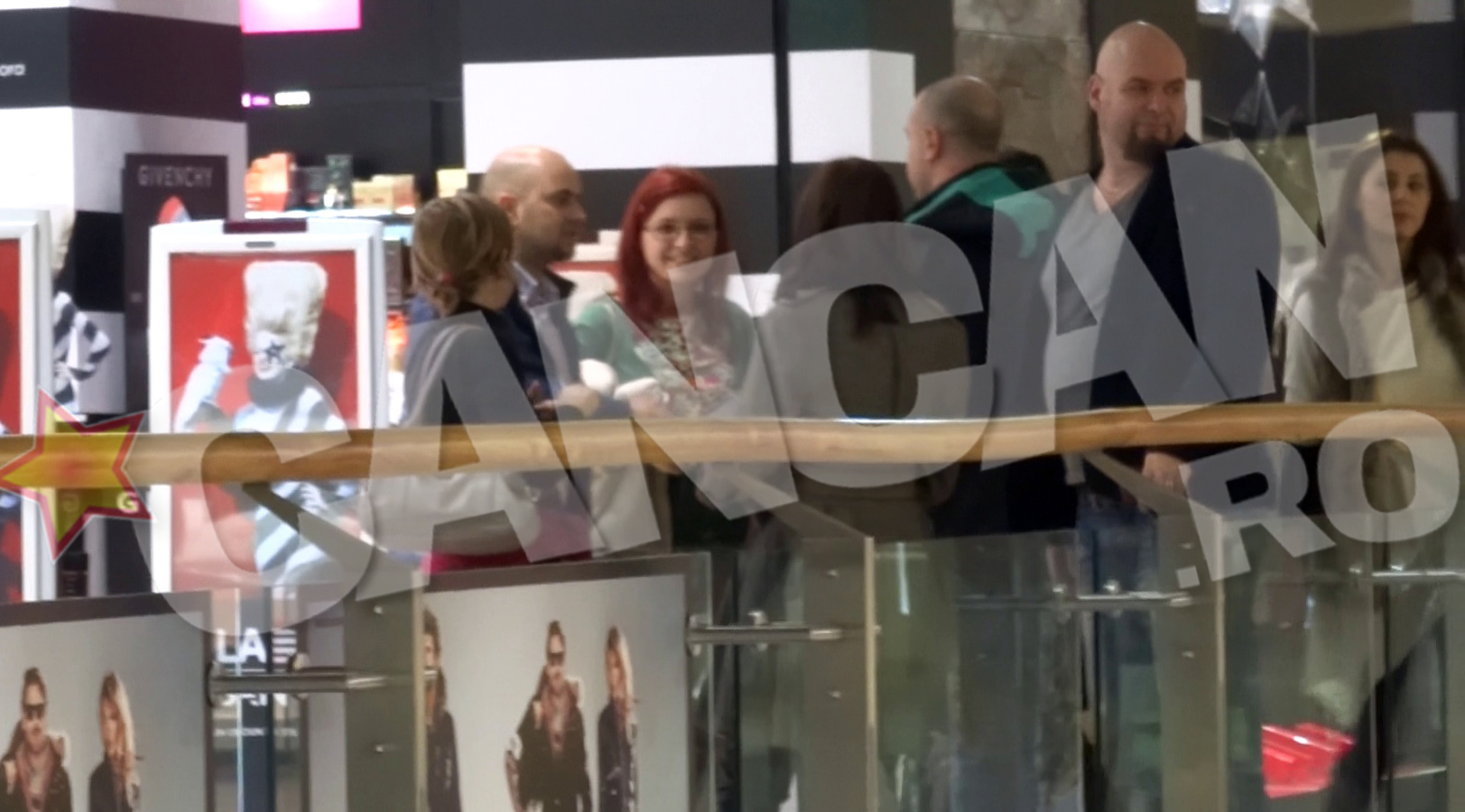 Sotii Selesi au iesit cu prietenii la o plimbare in mall