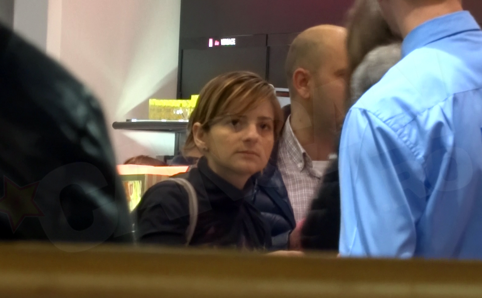 Cosmin s-a plimbat prin magazinul de cosmetice insotit de o prietena