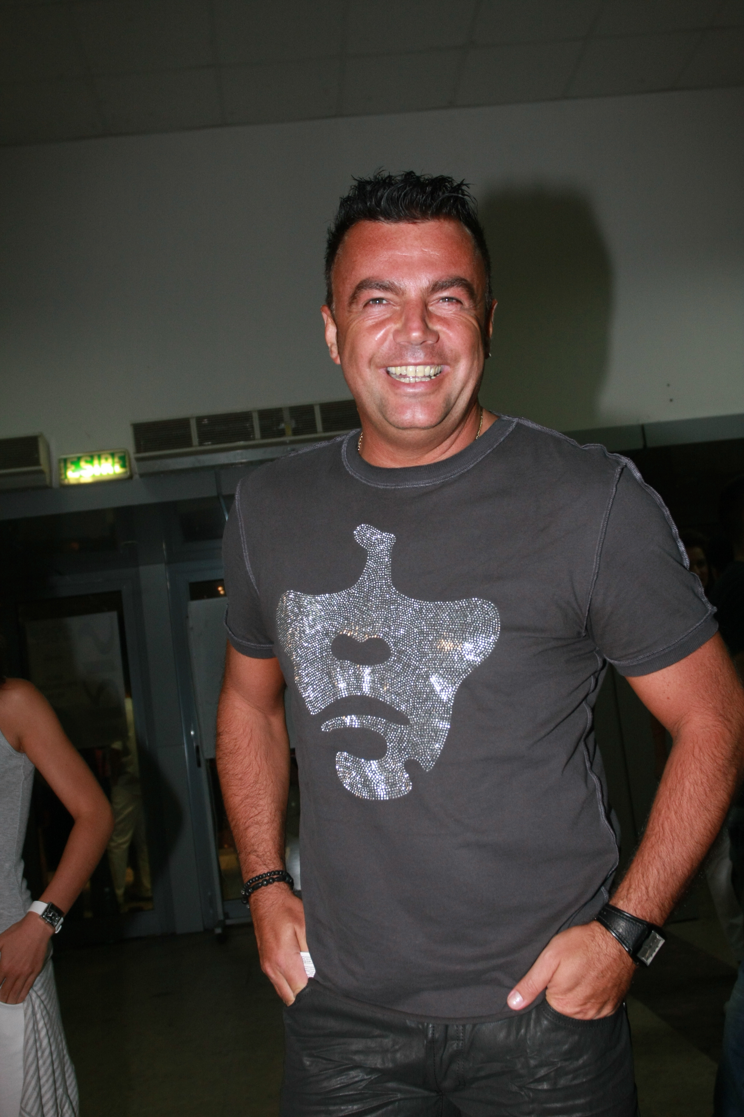 Enache oscileaza intre cele doua femei din viata lui de aproape 20 de ani