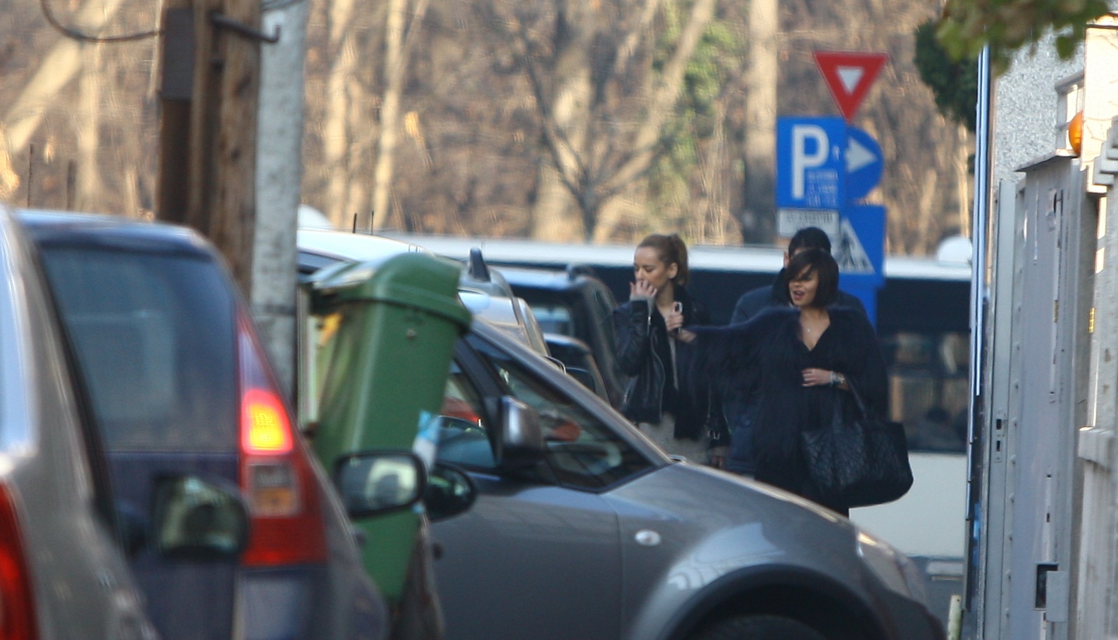 Inna si-a facut singura poze pe strada