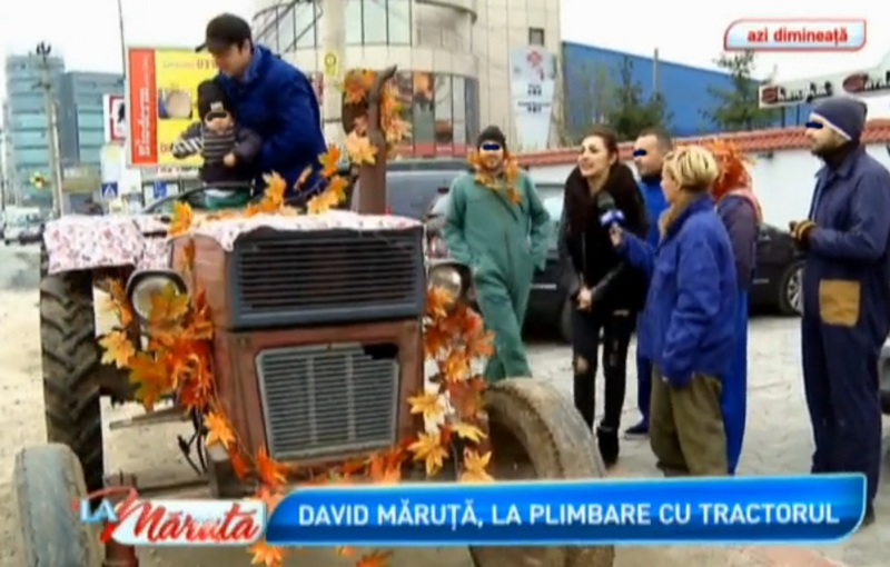 Maruta conduce tractorul in timpul emisiunii pe care o prezinta