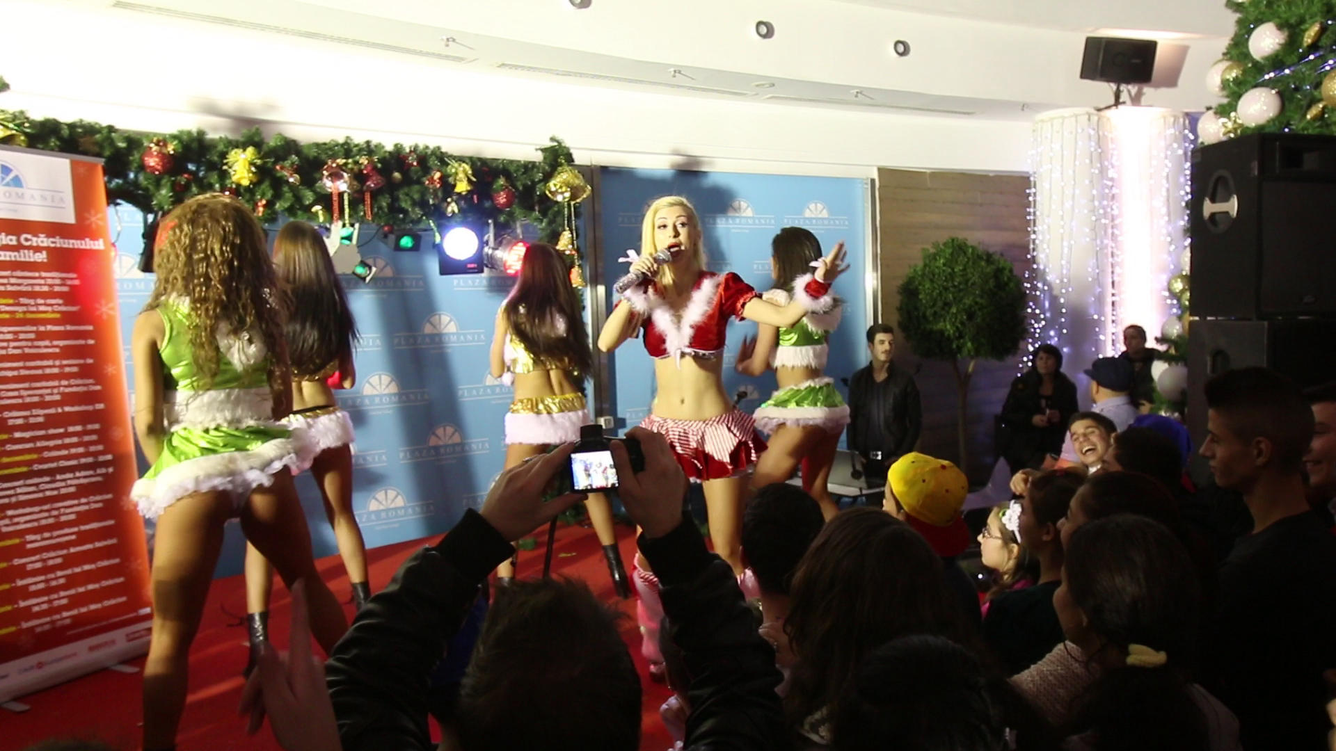 Copiii de la orfelinat au ramas cu gura cascata atunci cand au vazut-o pe artista dansand