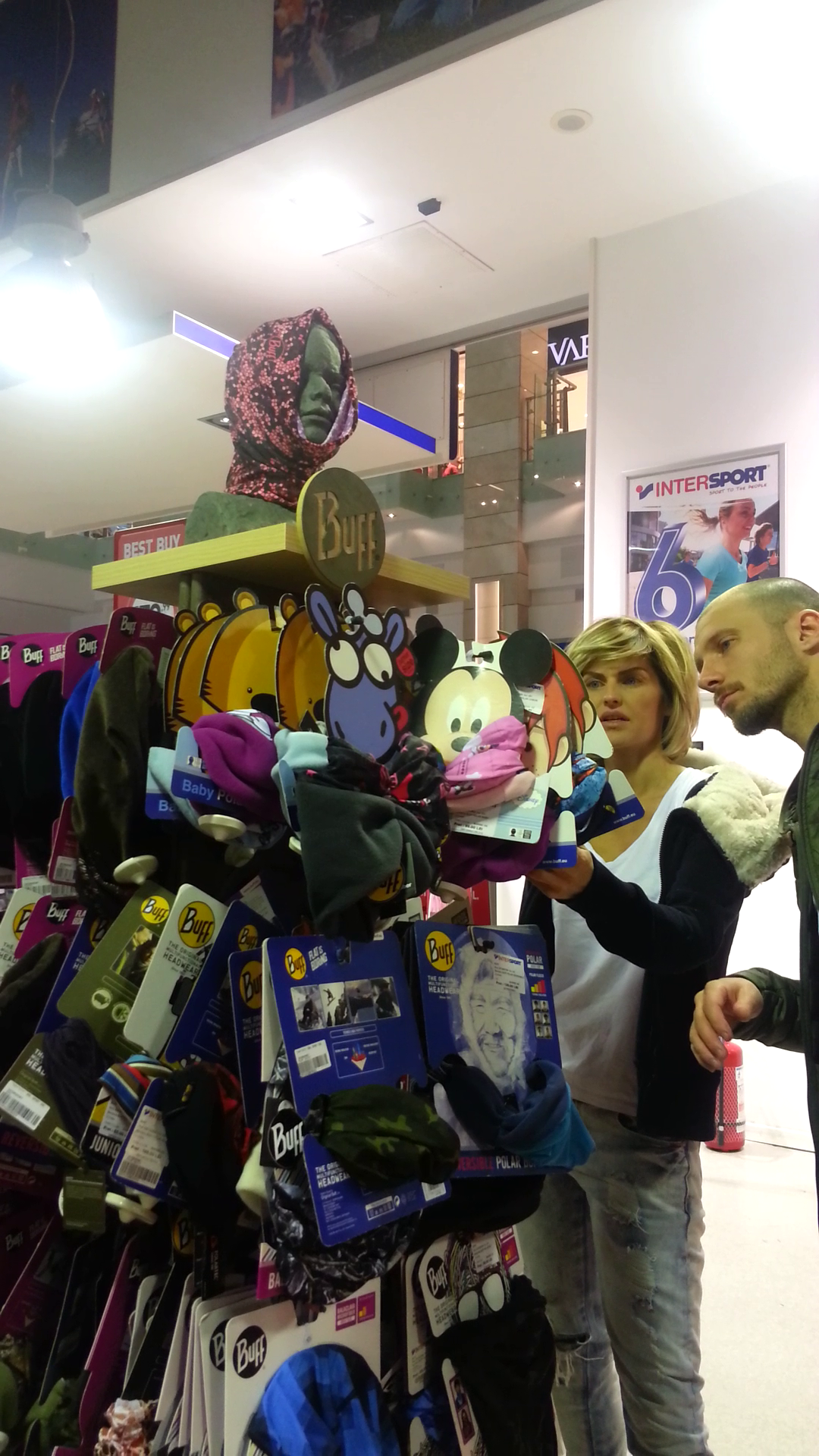 Dupa o plimbare lunga pe la magazine, cei doi s-au oprit la raionul cu fulare