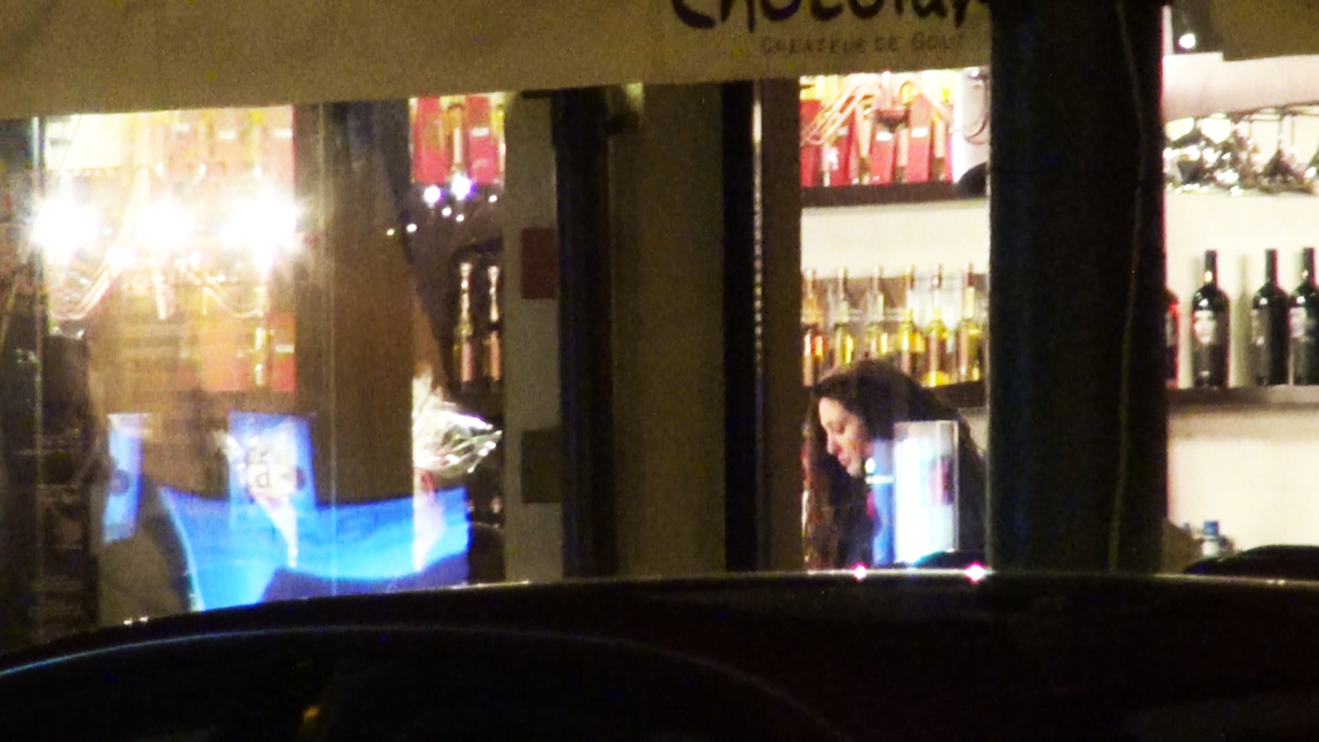 Dupa ce a incercat la o patiserie dintr-un centru comercial. artista a schimbat localul