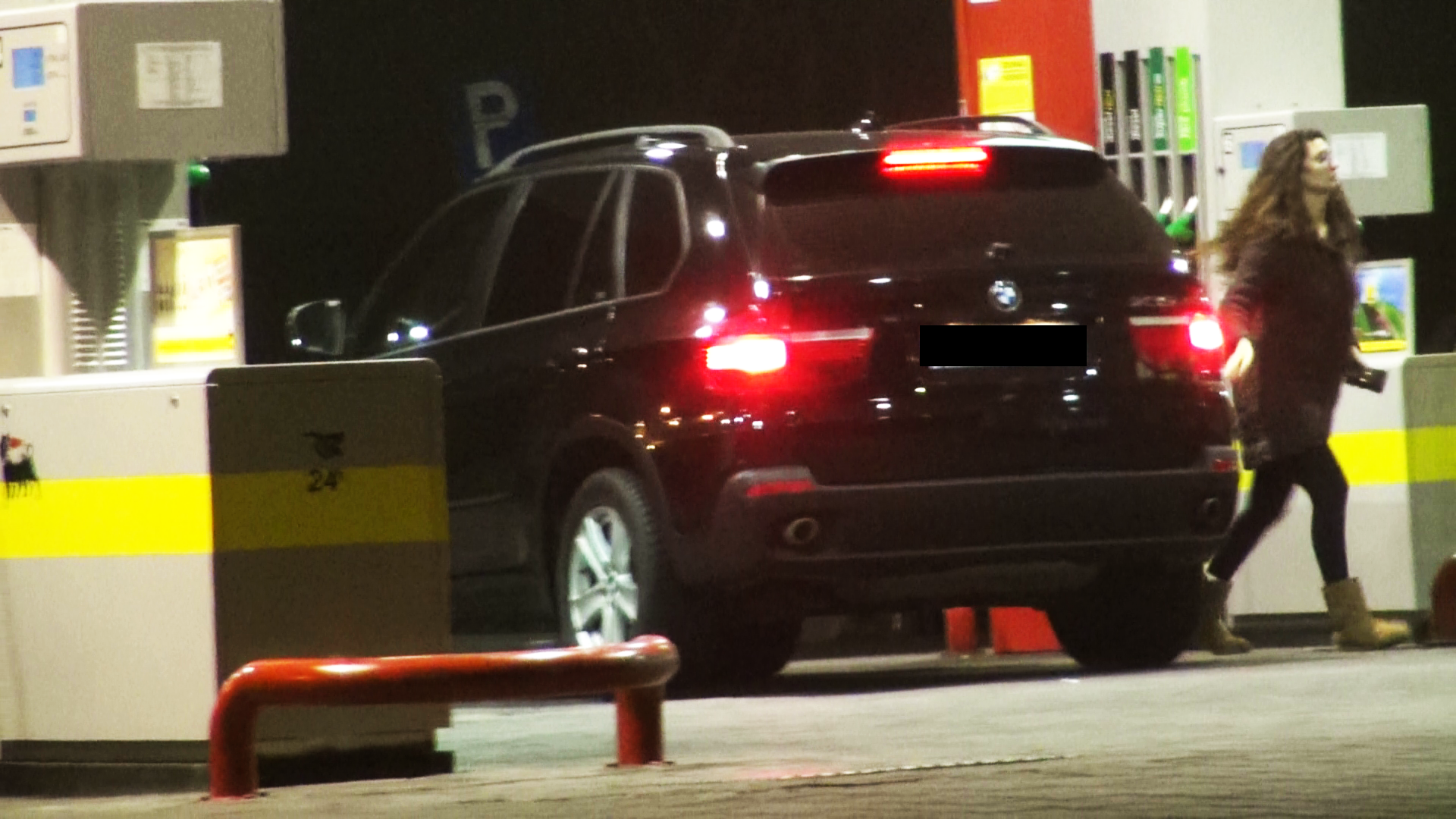 Cele doua surori Pavel opresc la o benzinarie, insa cobora doar Claudia