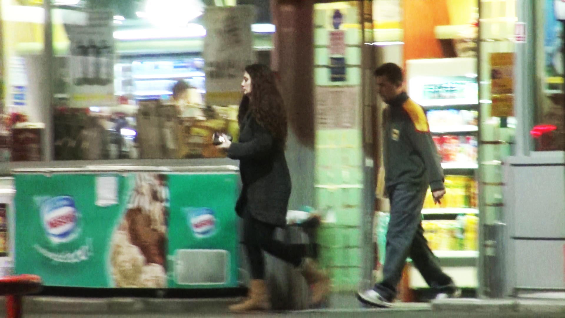 Bruneta a cumparat un bax de apa plata si a rugat un angajat sa o ajute